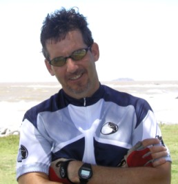 Perry Stone: Directeur de la communication.
